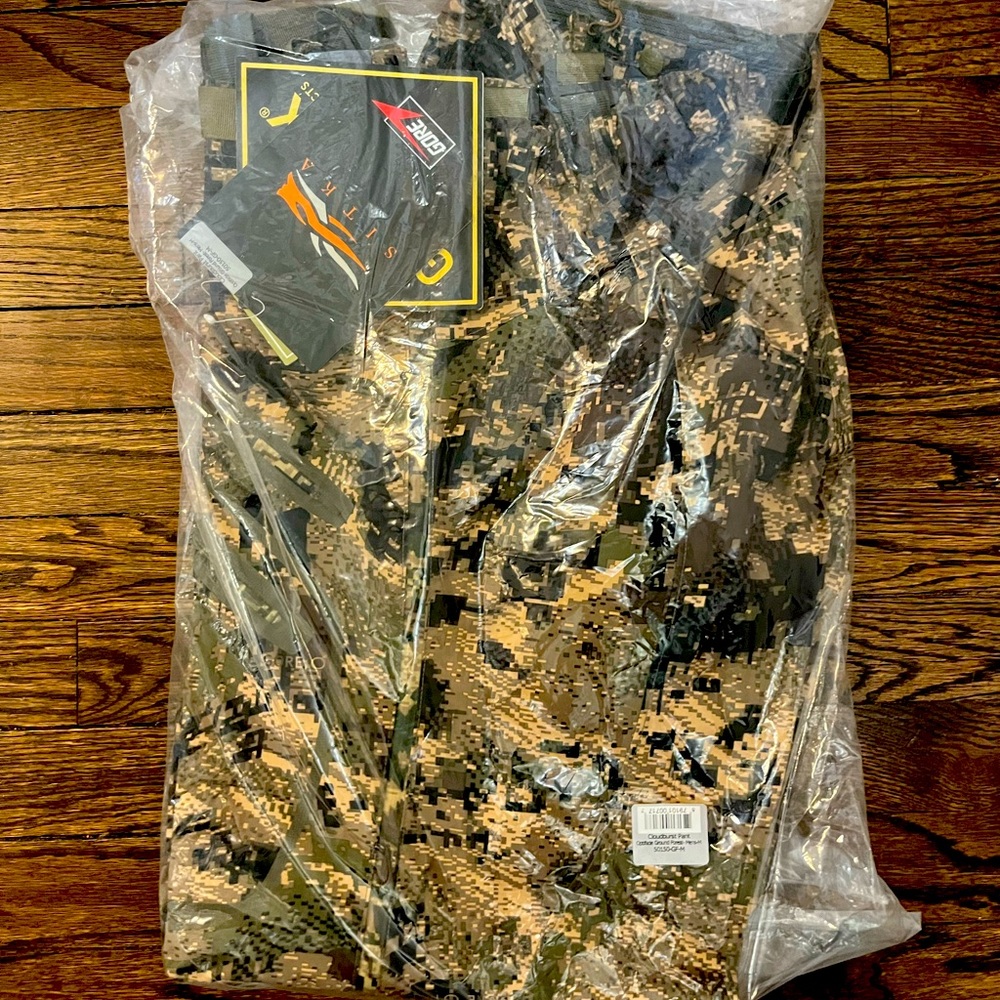 Sitka cloud burst pants size medium in the ground forest camo